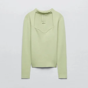 Långärmad blus - Supersnygg långärmad blus som är i jättefint skick😍Denna tröjan har varit min favorit men tyvärr inte kommit till användning pågrund av att den är för liten🥰Skriv om du har funderingar🌸