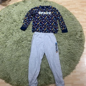  Space pyjamas  -  Space pyjamas, aldrig använd tio till elva år. 