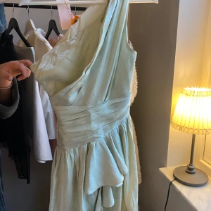 FeelingFriday klänning  - Så fin klänning från FeelingFriday, helt oanvänd pga fel storlek. 