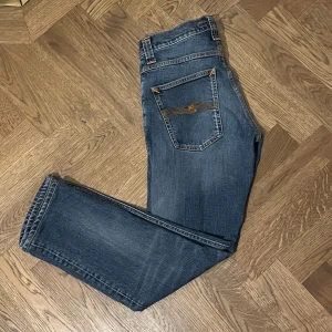Nudie Grim Tim - Säljer ett par Nudie jeans i modellen ”Grim Tim”, storlek W31 L32. Jeansen är knappt använda och i topp skick. (Nypris runt 1600 - mitt pris 499) Skriv vid funderingar!