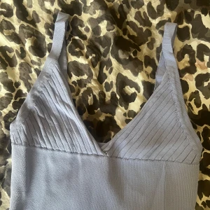 Topp Zara - Blå crop top från zara. Aldrig använd💗