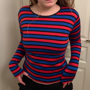 Randig tröja - Superfin långärmad randig tröja i svart, rött och blått. 
