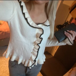 Vit kofta - Jätte fin vit kofta med pärl-knappar🤍🫧 Använd 1 gång, Storlek XS