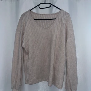 Mysig tröja  - Mysig tröja som jag aldrig använt och vill bli av med!💕 Haft den i garderoben väldigt länge och minns ej var ifrån jag köpte den🫠