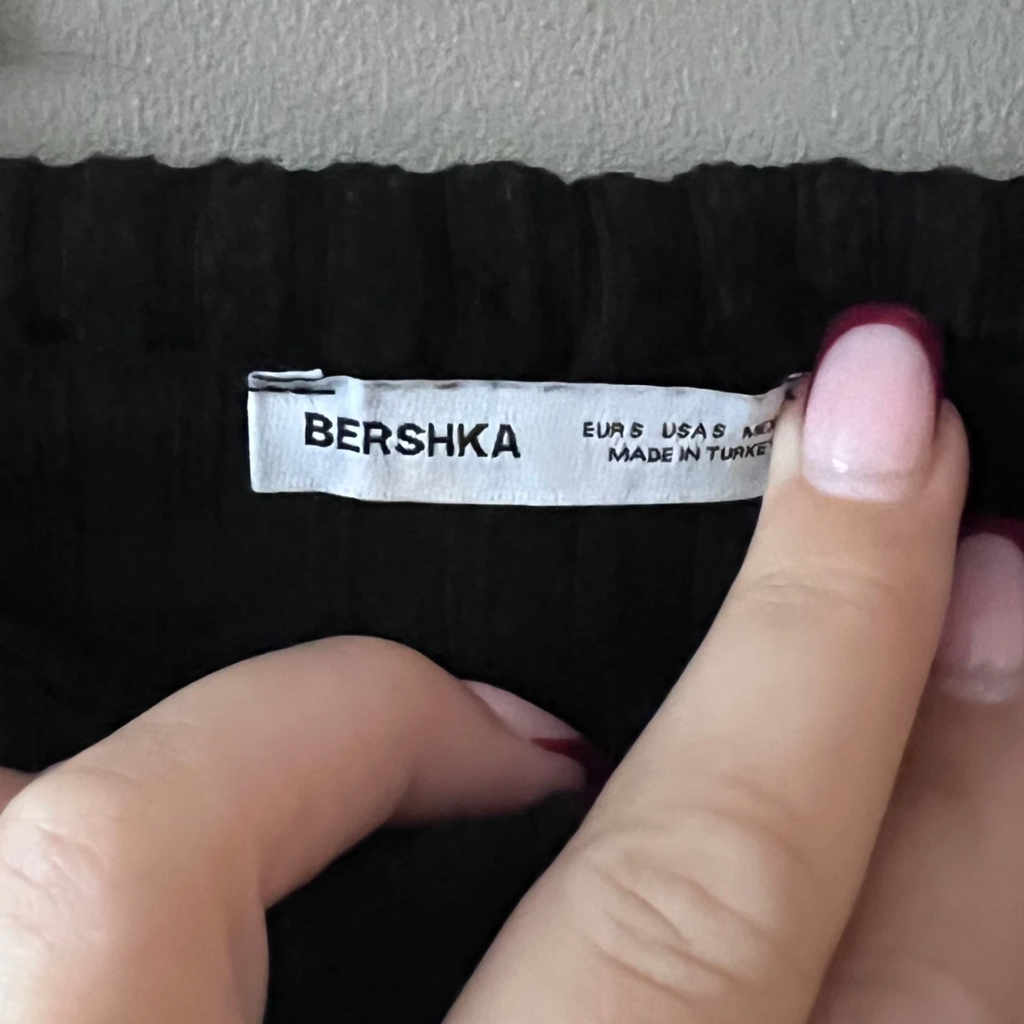 Svart ribbad offshoulder topp från Bershka - 90