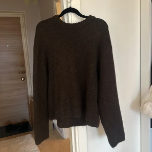 Stickad tröja - Brun stickad tröja, använd en gång💕 slutsåld på hemsidan