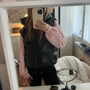 Väst med luva - Väst med luva i storlek 40 men motsvarar mer 38/36 i storleken, få tal ggr använd