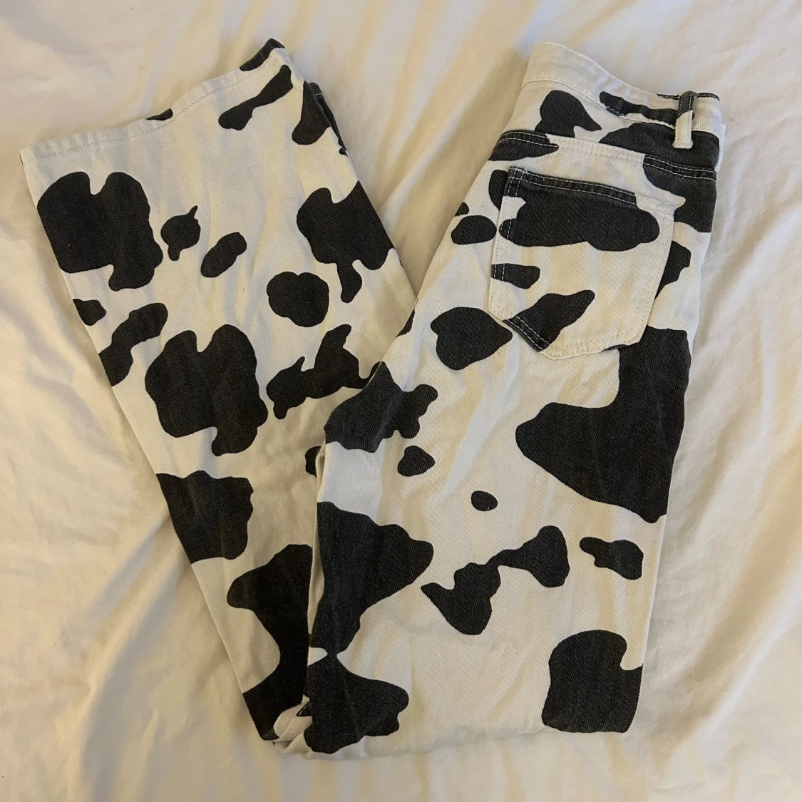 Svartvita byxor med koskinnsmönster