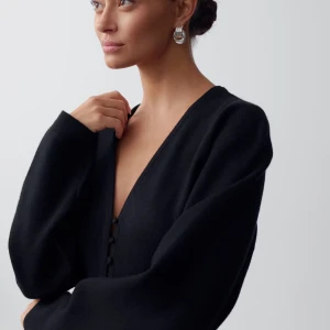 SLUTSÅLD TOPP FRÅN GINA - Funderar på att sälja min skit snygga kofta från gina och vill kolla intresset? Väldigt svår att få tag i, kom med bud, kommer inte sälja under priset jag satt🤍