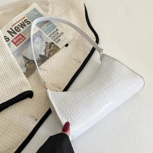 Vit axelväska med krokodilmönster - Jättefin handväska 