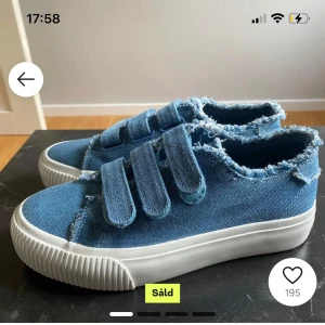 Jeans skor - Säljer vidare dessa som ja köpte på plick då de inte passa min fot. 
