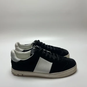 Valentino flycrew  - Hej! Säljer nu dessa sjukt snygg valentino flycrew. Skorna är i brutalt bra skick 9,5/10 en nit saknas. Bara skorna medföljer vid köp. 38,5 passsr 39-39,5. Hör av dig vid frågor 