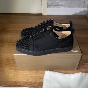 Christian Louboutin - Tjena säljer mina loubs känner att jag inte vill ha dom längre vill ha något annat, Dom är i super bra skick dom är storlek 41 men passar 42, låda och allt följer med. Har ni frågor så kom gärna privat 