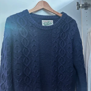 Mörkblå stickad tröja från Penfield - Säljer en snygg mörkblå stickad tröja från Penfield. Perfekt för kyliga dagar med sitt flätmönster och långa ärmar. Tröjan är i mycket bra skick och passar både höst och vinter. Ett måste för garderoben! 🍂❄️
