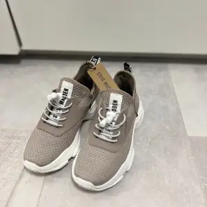 Helt nya Steve Madden Match-E sneakers storlek 36. Pris 600kr