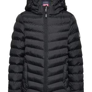 Svart pufferjacka från Vinson - Säljer en svart pufferjacka från Vinson i mycket bra skick. Jackan har en dragkedja framtill och en mysig huva. Perfekt för kalla vinterdagar och håller dig varm och stilren. Passar både till vardags och lite finare tillfällen. Helt nytt!