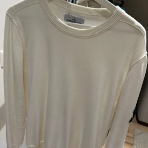 Stone island crewneck  - En stilren stone island crewneck i storlek L. Köptes på nk i somras men kom knappt till användning. Nypris över 3000kr mitt pris 1500 (kvitto finns).