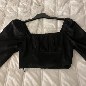 Festlig topp - Svart festlig topp/blus i väldigt bra skick