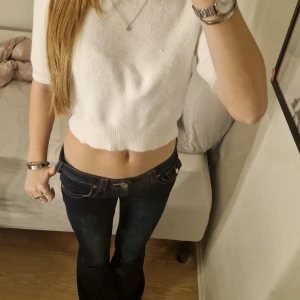 Vit stickad tröja - Varm och gosig tröja, perfekt nu till vintern! Säljer nu för endast 50kr, köp påååå!❤️🙌😍 andvänd ca 2 ggr ☺️