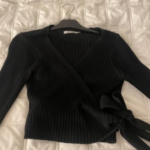 Svart ribbad tröja med knytning - Tröja i bra skick