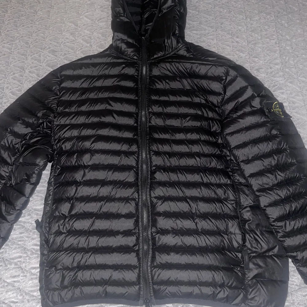 Halloj! Säljer nu denna Stone island jacka för den inte kommer till användning. Köpt på Jupiter för 7000kr. Jag är 190 och tycker den sitter rätt så bra i storleken. Den är i så gått som nyskick, inte ett märke av vad jag kan se. Priset är inte hugget i sten så om du har någon fråga så skriv gärna!. Jackor.