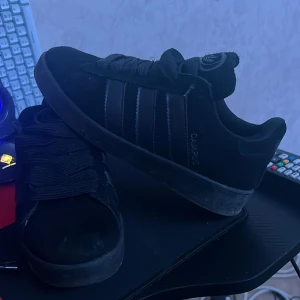 Adidas campus hel svarta - Jätte fina Adidas campus skor storlek 39