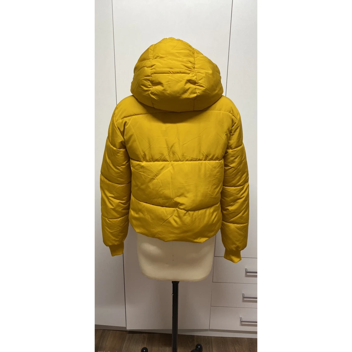 Gul pufferjacka med huva - 91