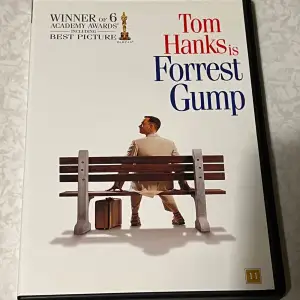 Säljer en DVD av filmen Forrest Gump med Tom Hanks i huvudrollen. Filmen är en klassiker och har vunnit 6 Oscars, inklusive Bästa film. Omslaget visar Tom Hanks sittande på en bänk. DVD:n har ljud på engelska och textning på flera språk. Perfekt för filmkvällar! Säljs för 50