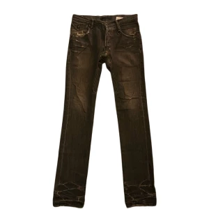 Julius 7 Denim - Gamla rare Julius cotton denim. Stitter helt sjuka dom är långa så dom stackar fett strl 7. Lagat hål av skräddare (se bild)  
