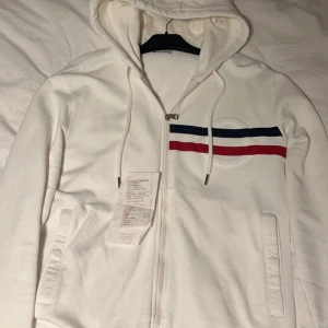 Vit hoodie från Moncler - Säljer en snygg vit hoodie från Moncler i storlek XL. Hoodien är i 9.5/10 skick inga fleckar och har kvar allt og, de vill säga kvitto och tags. Hör av er om ni har frågor! KÖPAREN STÅR FÖR FRAKT