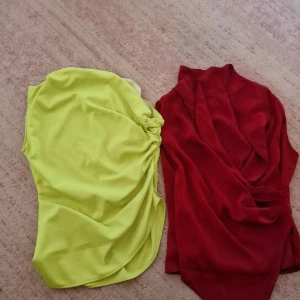 Röd omlottklänning - Snygg röd omlottklänning i mjukt material. Perfekt för festliga tillfällen med sin eleganta design och djupa färg. Klänningen har en smickrande passform och är ett måste i garderoben för alla som älskar stil och komfort.