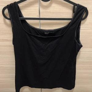 Svart linne från Kaffe - Svart linne från Kaffe i storlek L. 