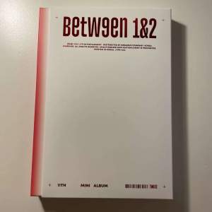 Säljer 'Between 1&2', 11:e mini albumet från TWICE. Den är i perfekt skick och innehåller alla delar. Säljer den då jag inte länge är intresserad av Kpop. (Bild på allt innehåll finns på sista sidan så om du vill ha en överaskning kolla inte)