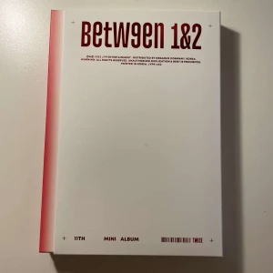 Between 1&2 (hela albumet) - Säljer 'Between 1&2', 11:e mini albumet från TWICE. Den är i perfekt skick och innehåller alla delar. Säljer den då jag inte länge är intresserad av Kpop. (Bild på allt innehåll finns på sista sidan så om du vill ha en överaskning kolla inte)