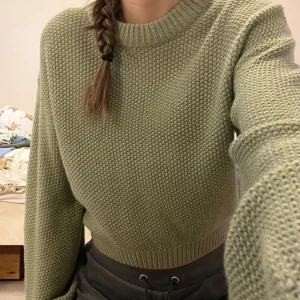 Grön stickad tröja - Säljer en supermysig grön stickad tröja i mycket bra skick. Den har en skön, ribbad rund hals och långa ärmar med ribbade muddar. Perfekt för höst och vinter när du vill hålla dig varm och stilren. Passar både till vardags och mysiga hemmakvällar. 💚 passar xxs-s