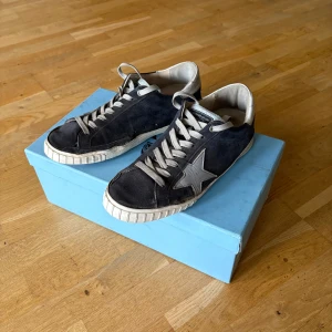 Golden goose skor - Säljer ni mina golden goose superstars. Skorna är i använt skick men fortfarande i bra skick. Skorna är inte tvättade och har inte fixat mockan på dessa bilderna. Vill ni ha fler bilder med lite renare skor löser jag de. Hör av dig för fler frågor.