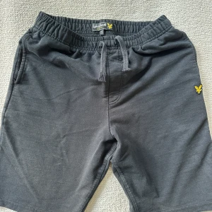 Lyle&Scott Shorts - Feta Lyle&Scott short i as bra skick. As nice o chilla i💯Pris går att diskutera!