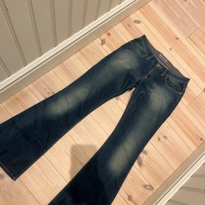 Bootcutjeans - Säljer dessa lågmidjade bootcut jeans då de är för stora. Köpte dom på vinted och den tidigare ägaren hade använt dem fåtal gånger. Jeansen är storlek 29/34. De är lite slitna längst ner som syns på bilden men inget jätte tydligt. Pris kan diskuteras. 