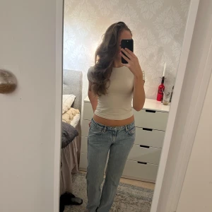 Weekday jeans - Ett par supersnygga low waist jeans ifrån weekday i storlek W31 L34 som passar perfekt för längre ben. Dom är i nyskick✨