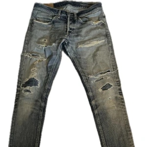 Slitna Dondup Jeans - Säljer ett par schyssta Dondup jeans med slitnigar. Väldigt skinny o passar till alla outfits. Skriv om ni har några funderingar👍