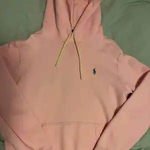 Fin Ralph lauren hoodie i topp skick använd 3 gånger. Skick 10/10. Nypris 2100 mitt pris 1249. 