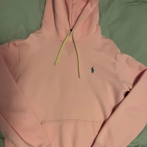 Ralph lauren Hoodie  - Fin Ralph lauren hoodie i topp skick använd 3 gånger. Skick 10/10. Nypris 2100 mitt pris 1249. 