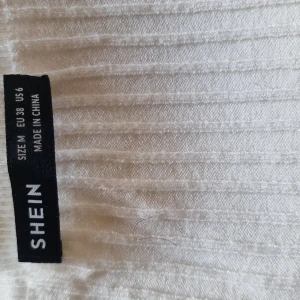 Vit ribbad tröja från SHEIN - Säljer en superfin vit ribbad tröja från SHEIN i storlek M. Den är långärmad och perfekt för både höst och vår. Tröjan är i mycket bra skick och passar till alla tillfällen. Skön och stilren design som är lätt att matcha med andra plagg. Perfekt för lager-på-lager looken!