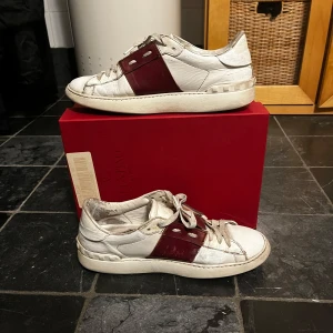 Valentino skor  - Ett par slitna men väldigt feta valentino skor de är inte i det bästa sckiket men har mer och ge de är i storlek 41 och i färgen röd för gärna av er för mer frågor 🙌❤️