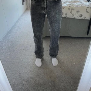 Grå jeans från Séfr - Säljer ett par grå jeans från Séfr i straight cut. De är tillverkade i Italien av 100% bomull och har en snygg tvättad look. Köpta för 1700kr missade att lämna tillbaks, prislapp kvar!