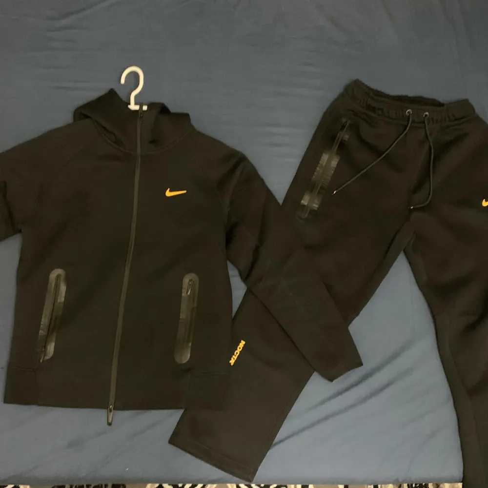 Säljer en svart hoodie från Nike i mycket bra skick. Den har en dragkedja framtill och en liten orange Nike-logga på bröstet. Perfekt för träning eller chill dagar. Passar bra till höst och vår.. Tröjor & Koftor.