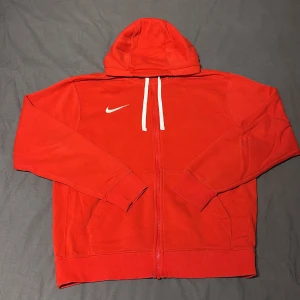 Röd nike kofta - Säljer denhär koftan eftersom jag inte längre använder den men den är i bra skick och skön.