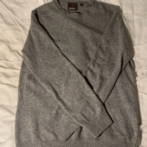 OJ kashmir tröja - Skit snygg kashmir tröja från Oscar Jacobsson. Nypris ca 1300, mitt pris 550, kan alltid diskuteras och är öppen för byte! Fint skick, 9/10! Skriv vid minsta fundering!