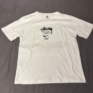 Vit stussy tshirt - Säljer denhär tshirten eftersom den är för liten för mig. Det står L men den passar som S. Lite smutsig men inget man inte kan fixa med en tvätt🤷🏽‍♂️