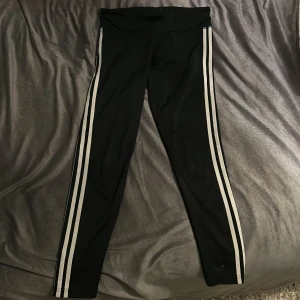Adidas träningsbyxor  - Bra skick, svarta adidas träningsbyxor inga hål eller fläckar.